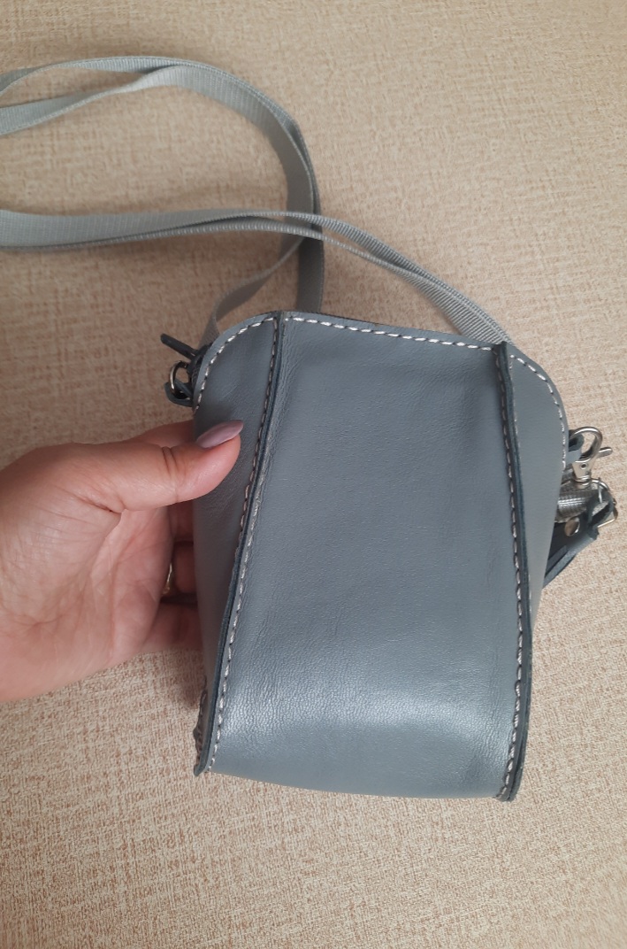 کیف چرم طبیعی دستدوز کراس بادی طوسی