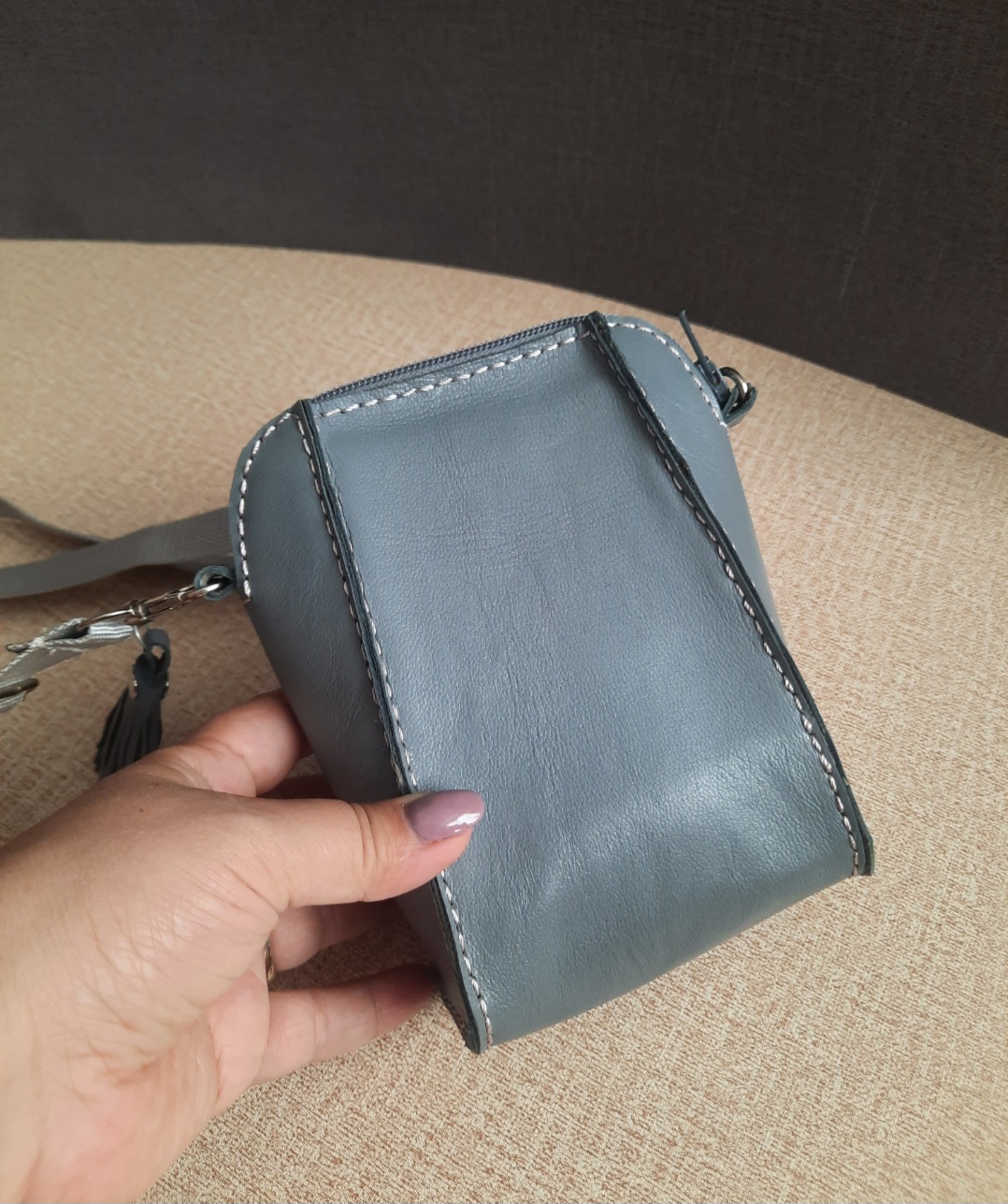 کیف چرم طبیعی دستدوز کراس بادی طوسی