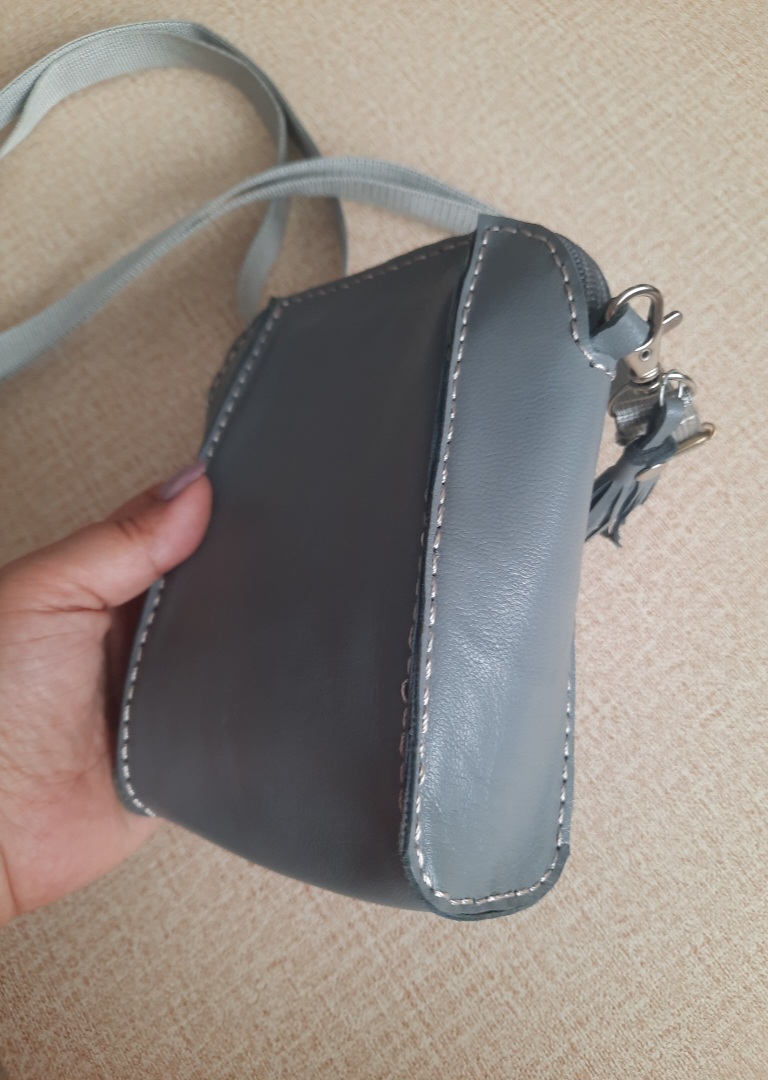 کیف چرم طبیعی دستدوز کراس بادی طوسی