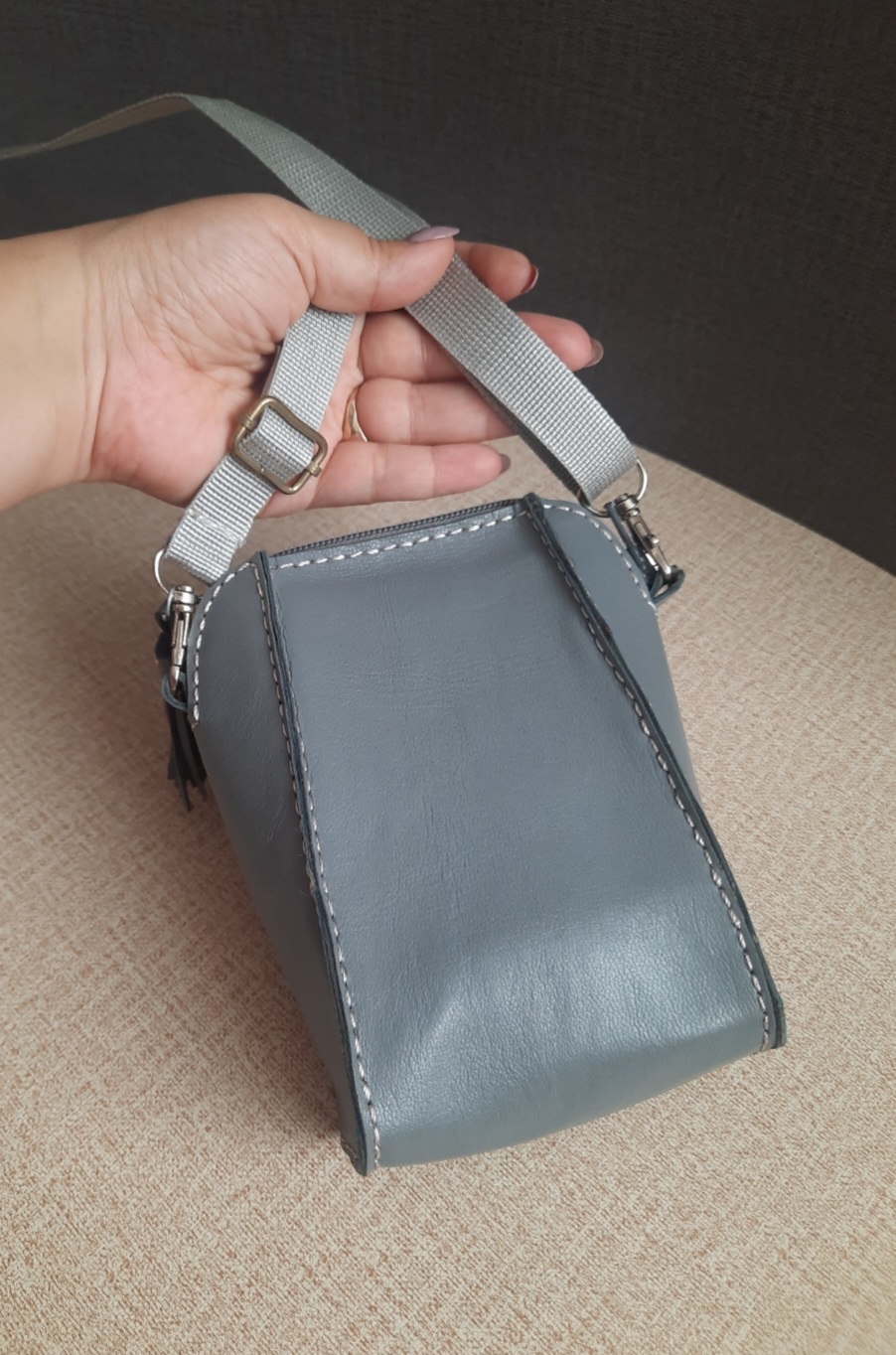 کیف چرم طبیعی دستدوز کراس بادی طوسی