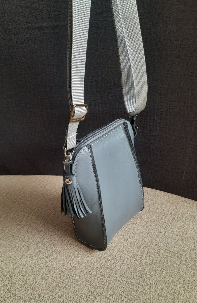 کیف چرم طبیعی دستدوز کراس بادی طوسی