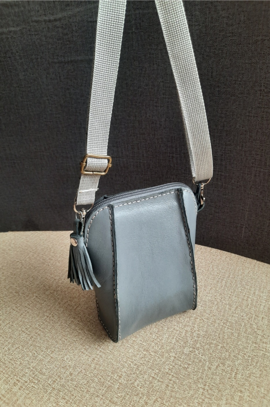 کیف چرم طبیعی دستدوز کراس بادی طوسی